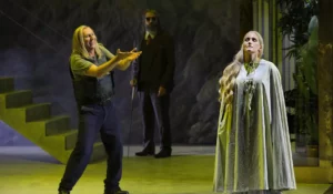 Une scène du Ring de Wagner au Festival de Bayreuth : Siegfried rencontre Brünnhide