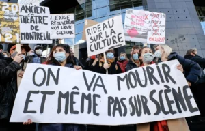Manifestation devant l'Opéra Bastille : les artistes protestent contre la fermeture des salles de spectacles pendant le Covid