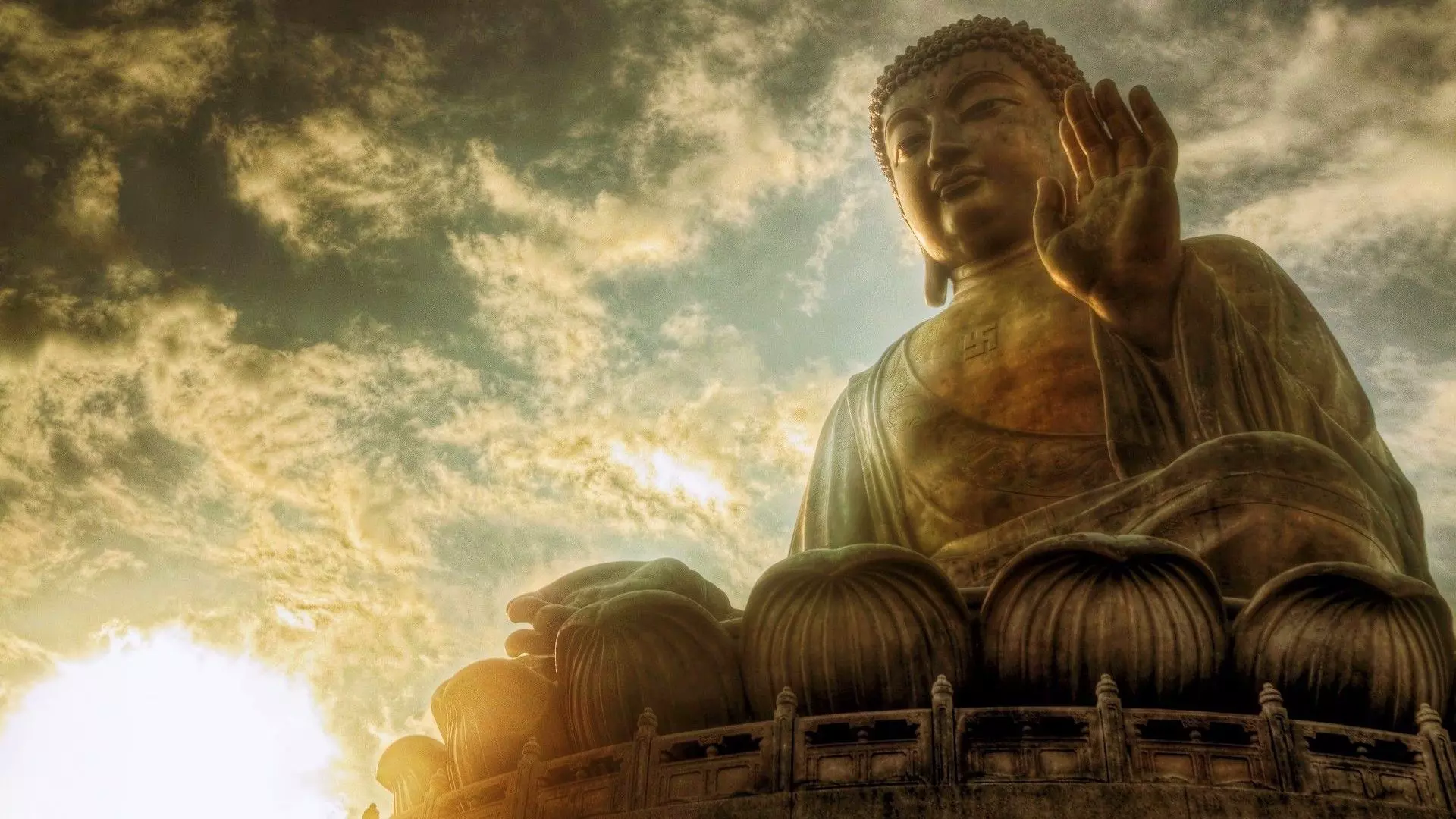 Illustration au second degré : une statue de Bouddha pour symboliser la patience (une procédure de 10 ans), sur un ciel nuageux pour symboliser le côté ambivalent des décisions de justice, et la déception parfois, même si on reste zen !