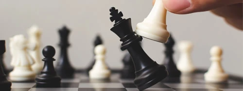un jeu d'échecs, blanc contre noir, symbolisant les litiges entre associés
