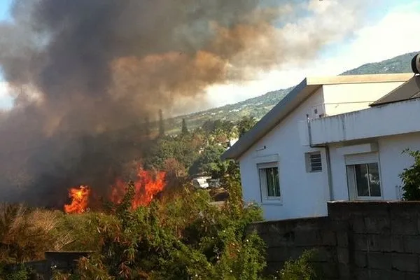 un incendie de broussailles à proximité d'une maison