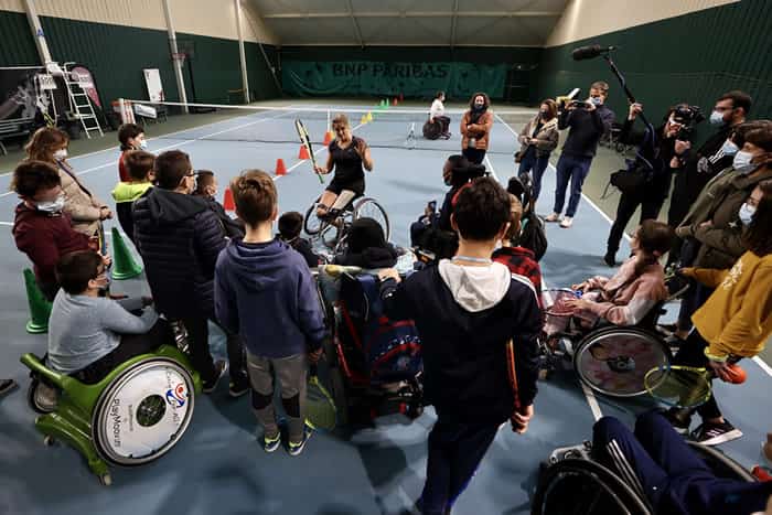 des handicapés en fauteuil roulant dans un club de sport